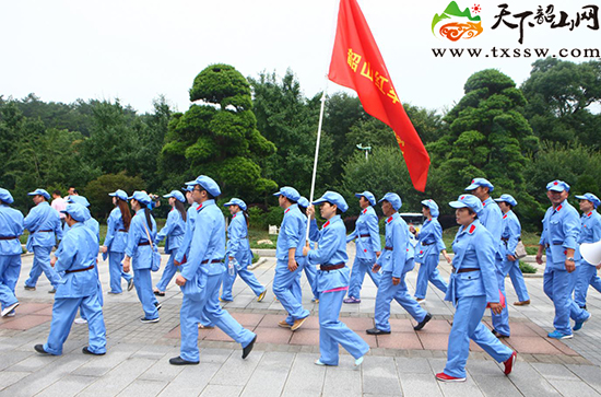 红军队伍赴韶山敬拜毛主席:高喊毛主席万岁!