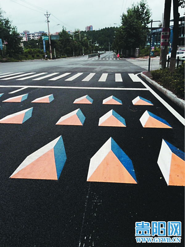 3d彩色立体道路划线减速带亮相主干道